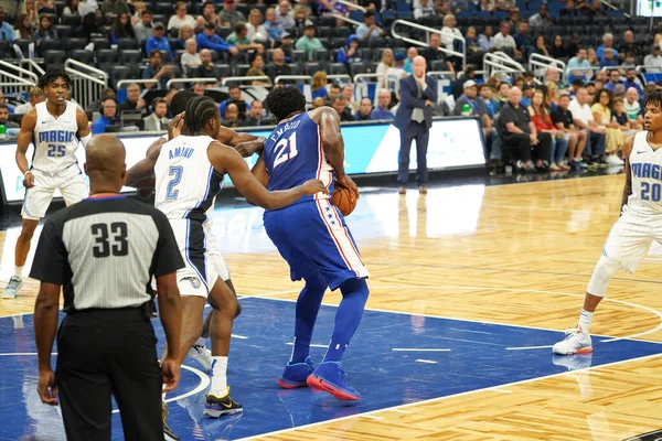Orlando Magic 13 Ekim 2019 'da Florida, Orlando' daki Amway Center 'da Philadelphia 76ers' a ev sahipliği yaptı..