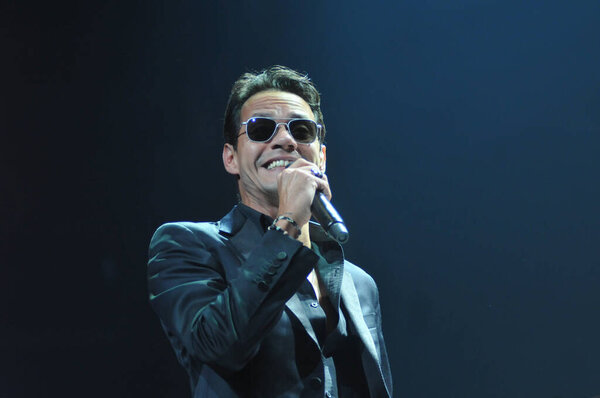 Латиноамериканский певец Марк Энтони выступает в Amway Center в Орландо, Флорида, 5 октября 2014 года. 