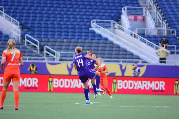 Orlando Pride sunucusu Houston Dash 23 Haziran 2016 'da Orlando Florida' daki Dünya Kampı Stadyumu 'nda..