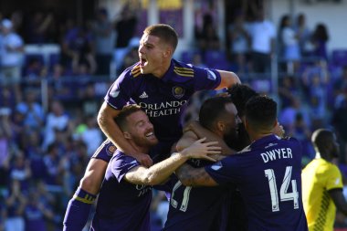 Orlando Magic oyuncusu Fournier, 25 Ekim 2018 tarihinde Orlando Florida 'daki Amway Center' da spor ceketlilere karşı gol atmaya çalıştı..  