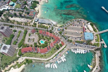 Bir yaz günü Ochos Rios Jamaika 'daki plajların güzel manzarası