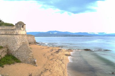 Dağlı sahil manzarası çok güzel.