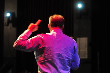 Şarkıcı Jon Bon Jovi, 5 Kasım 2016 'da St. Petersburg Florida' da Devlet Street Theater in Support of HIllary Clinton 'ın Başkan İhalesi' nde sahne alıyor.