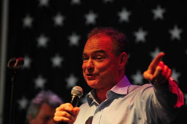 Şarkıcı Jon Bon Jovi, 5 Kasım 2016 'da St. Petersburg Florida' da Devlet Street Theater in Support of HIllary Clinton 'ın Başkan İhalesi' nde sahne alıyor.