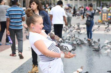 İnsanların güvercinleri beslediği ana meydanı görün