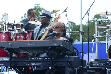 Stevie Wonder, Başkan Barack Obama 'nın 6 Kasım 2016' da Kissimmee Florida 'da başkanlık adaylığını destekleyen mitinginde performans sergiliyor..