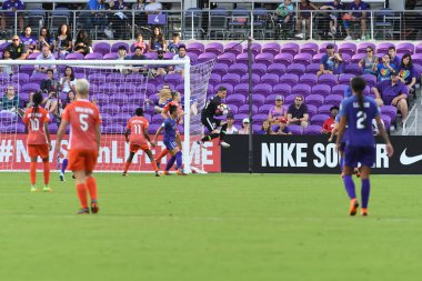 Orlando Pride, 22 Nisan 2018 'de Florida, Orlando' daki Exploria Stadyumu 'nda Houston Dash' e ev sahipliği yaptı..  