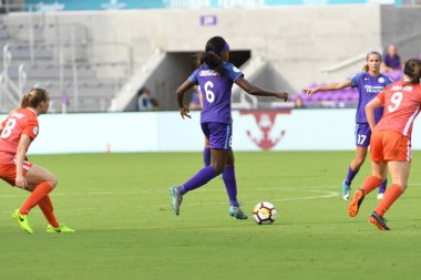 Orlando Pride, 22 Nisan 2018 'de Florida, Orlando' daki Exploria Stadyumu 'nda Houston Dash' e ev sahipliği yaptı..  