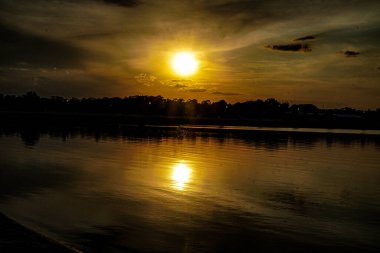 Manzara, nehirde güzel bir gün batımı