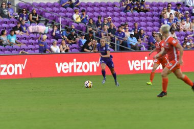 Orlando Pride, 22 Nisan 2018 'de Florida, Orlando' daki Exploria Stadyumu 'nda Houston Dash' e ev sahipliği yaptı..  