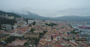 Akşamları şehir ışıklarına bak, şehir manzarası