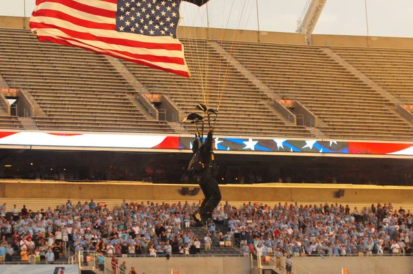 Kuzey Carolina 29 Aralık 2015 tarihinde Orlando Florida 'daki Kamp Dünya Stadyumu' nda oynanan Russell Atletizm Kupası 'nda Baylor ile karşılaşacak..