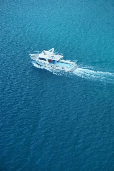 Een Antenne Uitzicht Van Een Vissersboot Gaand Hoge Snelheid Oceaan — Stockfoto