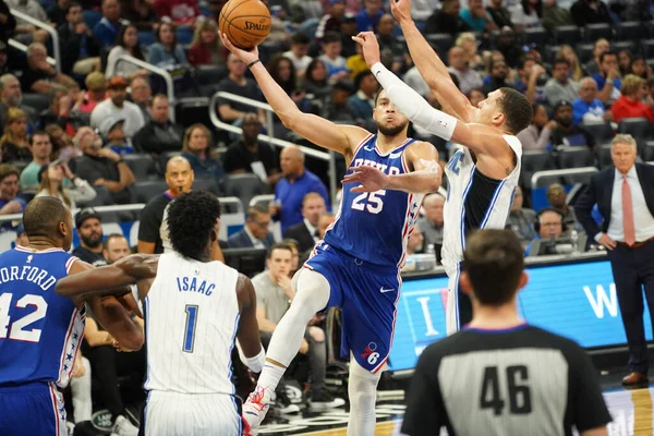 Orlando Magic 27 Aralık 2019 Cuma günü Orlando, Florida 'daki Amway Arena' da Philadelphia 76ers 'a ev sahipliği yapıyor..