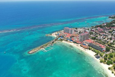 Bir yaz günü Ochos Rios Jamaika 'daki plajların güzel manzarası.  