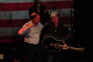Şarkıcı Jon Bon Jovi, 5 Kasım 2016 'da St. Petersburg Florida' da Devlet Street Theater in Support of HIllary Clinton 'ın Başkan İhalesi' nde sahne alıyor.