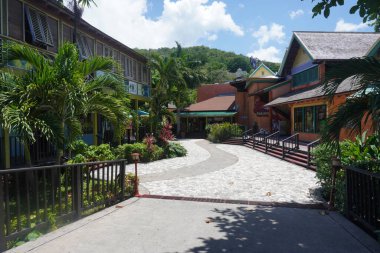 Renkli ahşap evler, sahil dükkanları