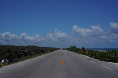 Cozumel Mexico 'da sahil kenarında güzel bir yol..