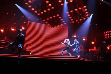 R & B Şarkıcısı Usher 12 Aralık 2014 'te Orlando Florida' daki Amway Center 'da sahne alacak..  