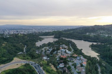Los Angeles tepelerinin, şehirlerin ve tepeler arasındaki yolların havadan görüntüsü.