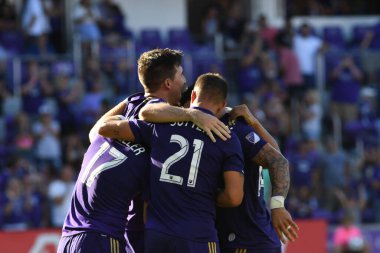 Orlando Magic oyuncusu Fournier, 25 Ekim 2018 tarihinde Orlando Florida 'daki Amway Center' da spor ceketlilere karşı gol atmaya çalıştı..  