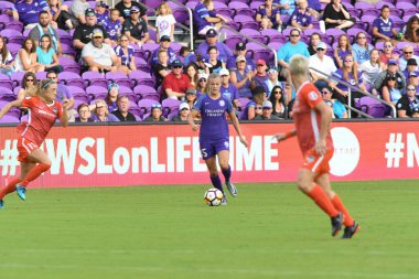 Orlando Pride, 22 Nisan 2018 'de Florida, Orlando' daki Exploria Stadyumu 'nda Houston Dash' e ev sahipliği yaptı..  