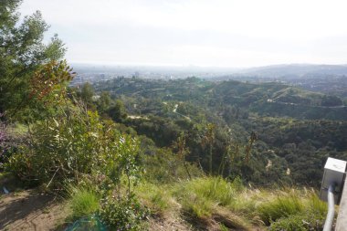 Los Angeles tepelerinin manzarası, tepeler ve şehirler arasındaki yollar.