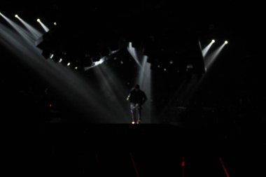 R & B Şarkıcısı Usher 12 Aralık 2014 'te Orlando Florida' daki Amway Center 'da sahne alacak..  