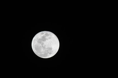 Gece gökyüzünde dolunayın güzel manzarası