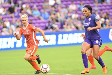 Orlando Pride, 22 Nisan 2018 'de Florida, Orlando' daki Exploria Stadyumu 'nda Houston Dash' e ev sahipliği yaptı..  