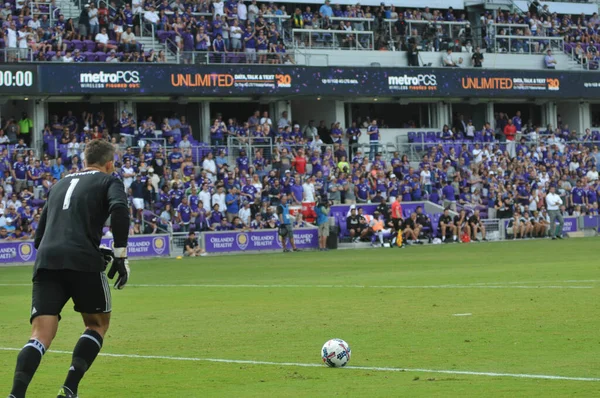 Orlando City 15 Nisan 2017 'de Florida, Orlando' daki Citrus Bowl 'da Los Angeles Galaksisine ev sahipliği yaptı..  
