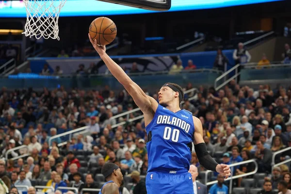 Orlando Magic oyuncusu Aaron Gordon # 00, 8 Şubat 2020 tarihinde Orlando Florida 'daki Amway' de ribaundu aldı..   