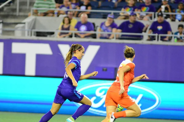 Orlando Pride sunucusu Houston Dash 23 Haziran 2016 'da Orlando Florida' daki Dünya Kampı Stadyumu 'nda..