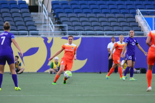 Orlando Pride sunucusu Houston Dash 23 Haziran 2016 'da Orlando Florida' daki Dünya Kampı Stadyumu 'nda..