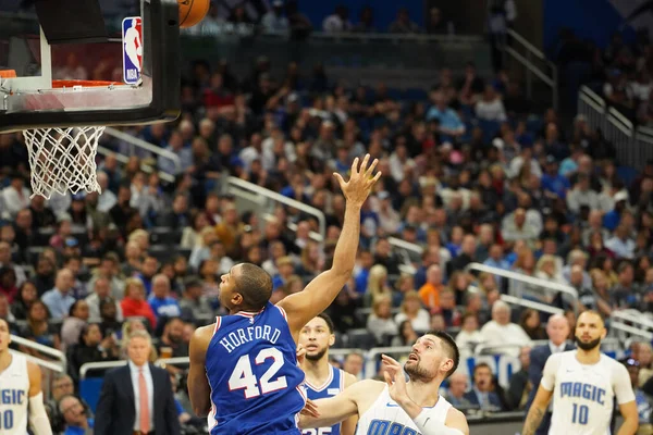 Orlando Magic 27 Aralık 2019 Cuma günü Orlando, Florida 'daki Amway Arena' da Philadelphia 76ers 'a ev sahipliği yapıyor..