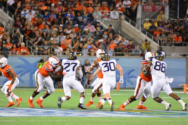 West Virginia Mountaineers Enfrentam Miami Hurricanes Durante 71St Russell Bowl — Fotografia de Stock