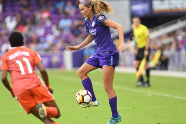 Orlando Pride, 22 Nisan 2018 'de Florida, Orlando' daki Exploria Stadyumu 'nda Houston Dash' e ev sahipliği yaptı..  