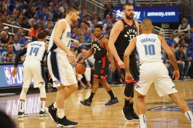 Orlando Magic 21 Nisan 2019 tarihinde Orlando Florida 'daki Amway Arena' da düzenlenen NBA Playoff 1 'de Toronto Rapçileri' ne ev sahipliği yapıyor..