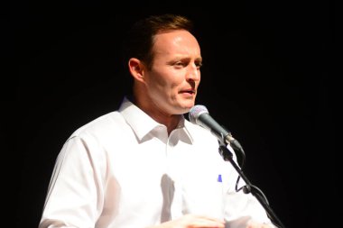 Şarkıcı Jon Bon Jovi, 5 Kasım 2016 'da St. Petersburg Florida' da Devlet Street Theater in Support of HIllary Clinton 'ın Başkan İhalesi' nde sahne alıyor.