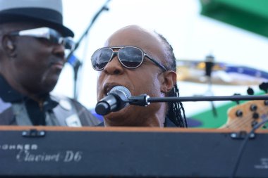 Stevie Wonder, Başkan Barack Obama 'nın 6 Kasım 2016' da Kissimmee Florida 'da başkanlık adaylığını destekleyen mitinginde performans sergiliyor..