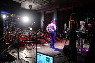 Şarkıcı Jon Bon Jovi, 5 Kasım 2016 'da St. Petersburg Florida' da Devlet Street Theater in Support of HIllary Clinton 'ın Başkan İhalesi' nde sahne alıyor.