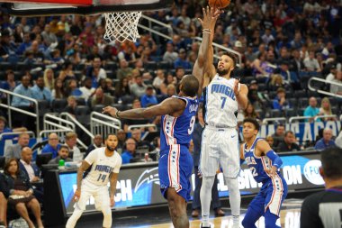 Orlando Magic 13 Ekim 2019 'da Florida, Orlando' daki Amway Center 'da Philadelphia 76ers' a ev sahipliği yaptı..  
