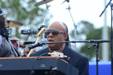 Stevie Wonder, Başkan Barack Obama 'nın 6 Kasım 2016' da Kissimmee Florida 'da başkanlık adaylığını destekleyen mitinginde performans sergiliyor..