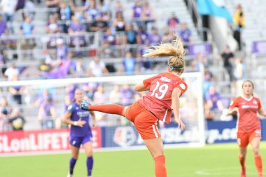 Orlando Pride, 22 Nisan 2018 'de Florida, Orlando' daki Exploria Stadyumu 'nda Houston Dash' e ev sahipliği yaptı..  