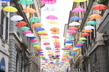 Cenova 'nın güzel şehrinde renkli şemsiyeler 