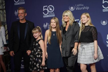 15 Ekim 2019 'da Nashville, Tennessee' deki Linbscome Üniversitesi 'nde verilen 50. GMA Dove Ödülleri sırasında kırmızı halı. 