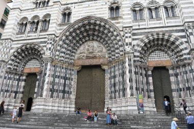 Güzel binaların cepheleriyle sokak manzarası, İtalya şehir manzarası