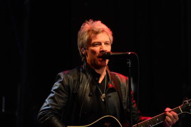 Şarkıcı Jon Bon Jovi, 5 Kasım 2016 'da St. Petersburg Florida' da Devlet Street Theater in Support of HIllary Clinton 'ın Başkan İhalesi' nde sahne alıyor.
