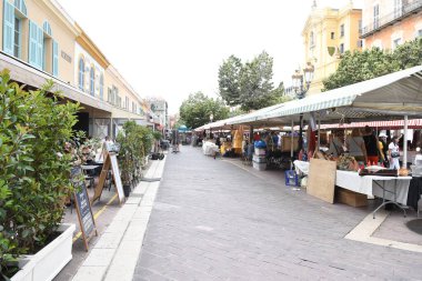 Şehrin sokaklarına bak, binaların dış yüzüne bak.
