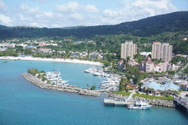 Rıhtım ve kıyı manzarası, şehir